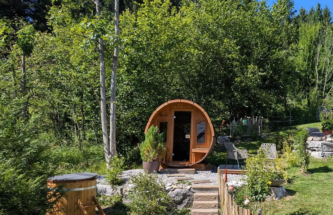 Ferienhaus Lechner am Waldrand mit Sauna&Außendusche, Bergblick und Naturgarten-1